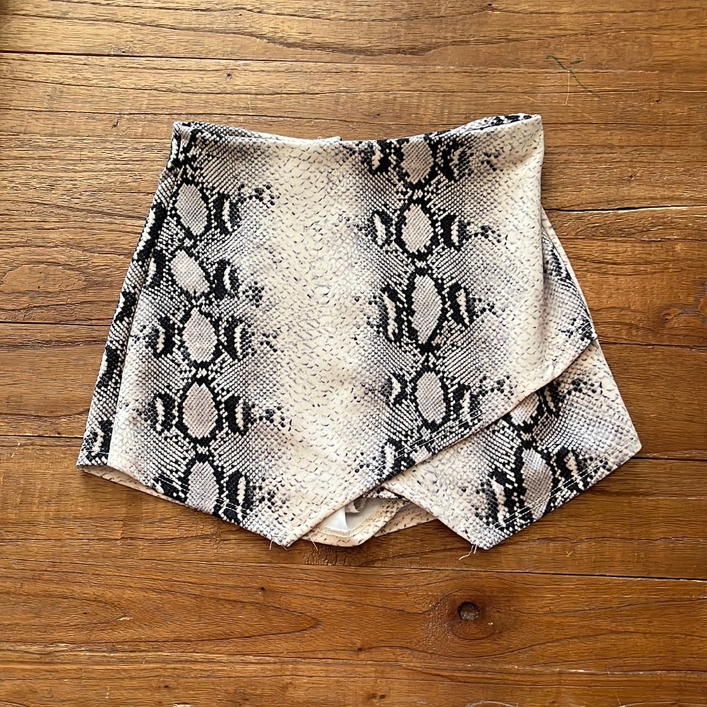 snake print mini skort